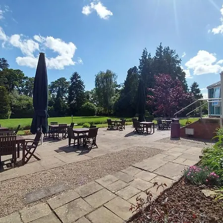 Burn Hall فندق